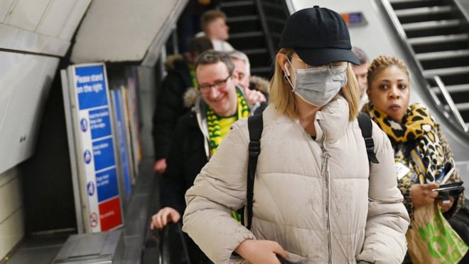 Женщина в маске использует систему подземного транспорта в Лондоне, Великобритания, 4 марта 2020 г.