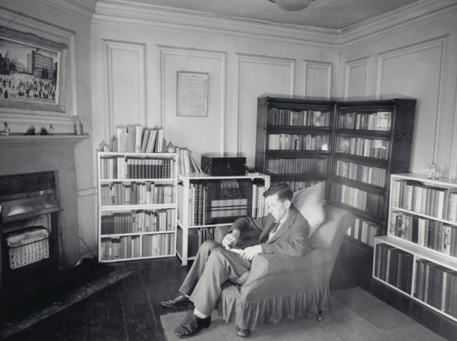 Лоури (вверху слева) висит в квартире Леонарда Гамильтона в Оксфордском университете