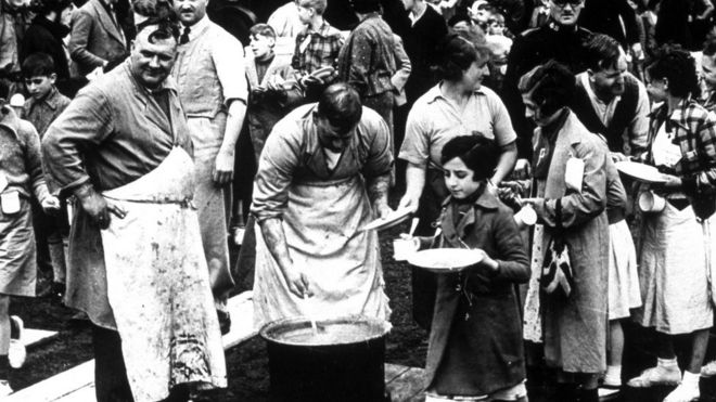 Дети-беженцы из гражданской войны в Испании, которых здесь видели, подают первую английскую еду в лагере под Саутгемптоном