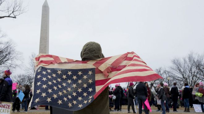 Протестующий у монумента в Вашингтоне