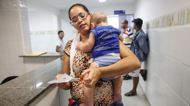 Мать и ее ребенок в клинике в Бразилии