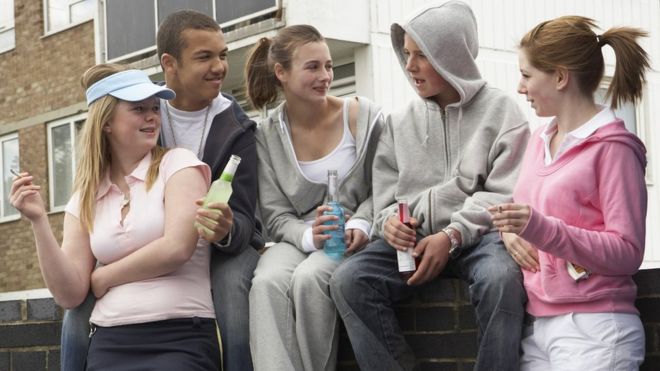 Adolescentes bebendo e fumando