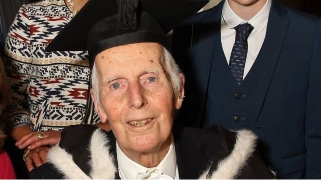 옥스포드 졸업생 존 트로워는 올해 95세다