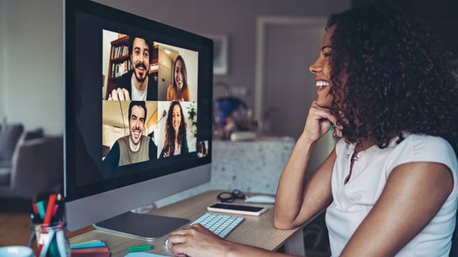 Una mujer conversando con otras cuatro personas en una videollamada.