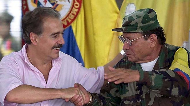 Президент Колумбии Андрес Пастрана пожимает руку бывшему лидеру ФАРК Мануэлю Маруланда Велесу