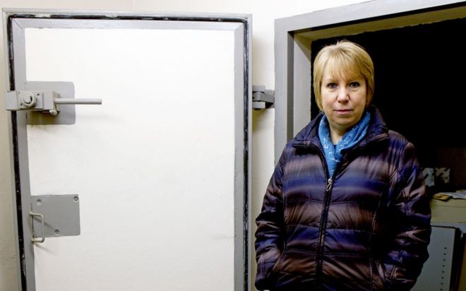 Джина Райт стоит рядом с «последними дверями» в подземном бункере Центра экстренной помощи округа Холдернесс