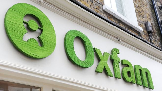 Знак Oxfam над одним из своих магазинов