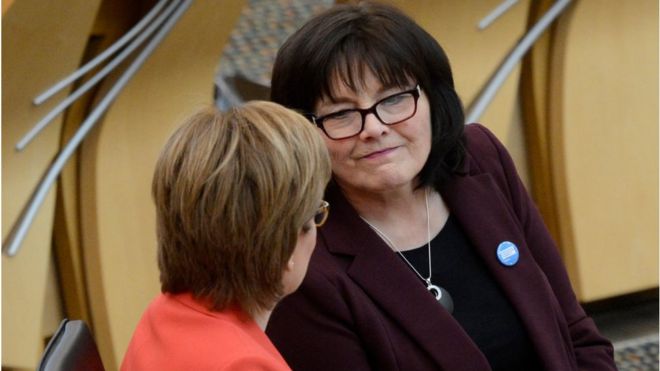 Джин Фриман разговаривает с Николой Осетриной в шотландском парламенте