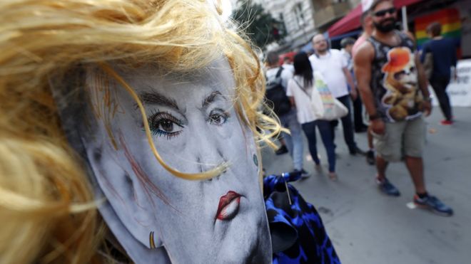 Картонное лицо президента США Дональда Трампа с макияжем