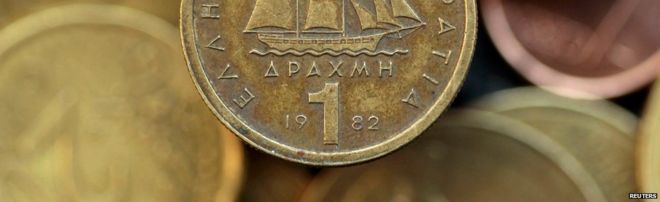 На этой фотографии, сделанной в Афинах 9 мая 2012 года, показана монета драхмы.