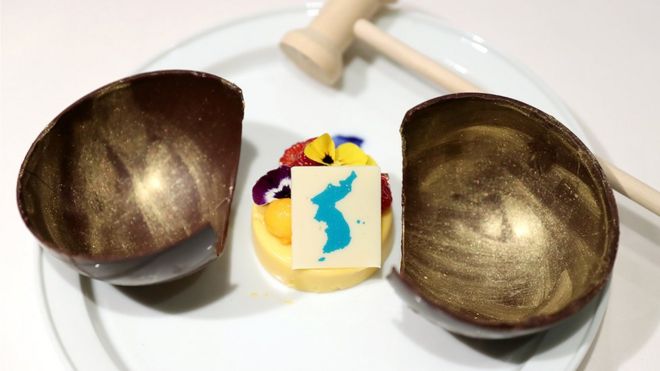 Десерт из манго с картой Корейского полуострова, который будет подан на межкорейском саммите, показан в Сеуле, Южная Корея, 25 апреля 2018 года