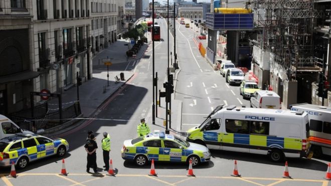 Полиция оцепила район возле станции Лондонского моста после нападения в столице, 4 июня 2017 года