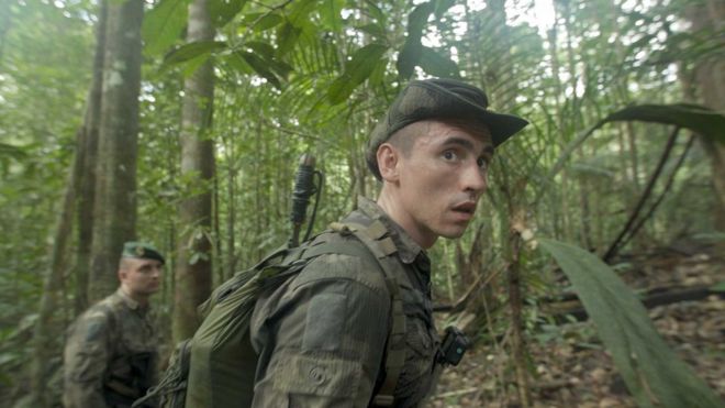 31-летний сержант Вадим ведет разведку леса в поисках нелегальных золотодобытчиков