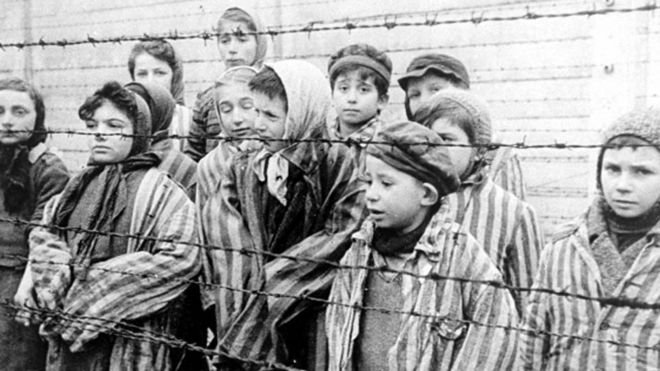 Foto de crianças no momento da libertação do campo de Auschwitz, em 27 de janeiro de 1945