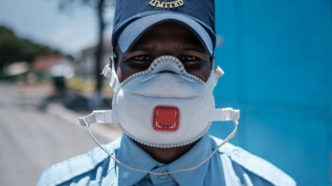 Un agent de sécurité portant un masque de protection pose pour une photo à l'entrée de l'unité des maladies infectieuses de l'hôpital national Kenyatta à Nairobi, Kenya, le 15 mars 2020