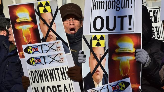 Южнокорейские консервативные активисты выкрикивают лозунги с плакатами, на которых изображены портреты северокорейского лидера Ким Чен Уна во время митинга, осуждающего испытание водородной бомбы в Северной Корее
