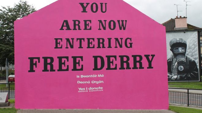 Свободный Дерри Корнер выкрашен в розовый цвет для Недели донорства органов.