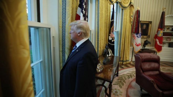 Президент США Дональд Трамп смотрит в окно Овального кабинета после интервью агентству Рейтер в Белом доме в Вашингтоне, 27 апреля