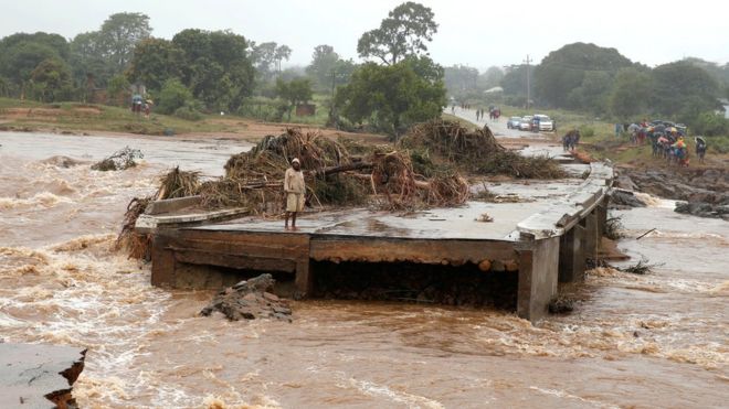 Мужчина смотрит на размытый мост вдоль реки Умвумву после циклона Идай в Чиманимани, Зимбабве 18 марта 2019 года