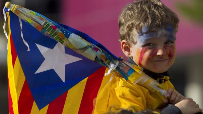 Niño con la bandera de Cataluña