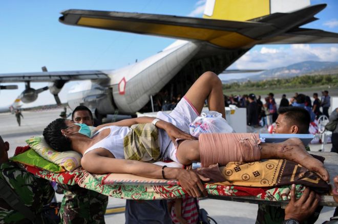 Раненый мужчина ожидает эвакуации в аэропорту Палу, 30 сентября