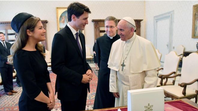 Премьер-министр Джастин Трюдо (в центре) с папой Франциском (справа) и его женой Софи Грегуар-Трюдо (слева).