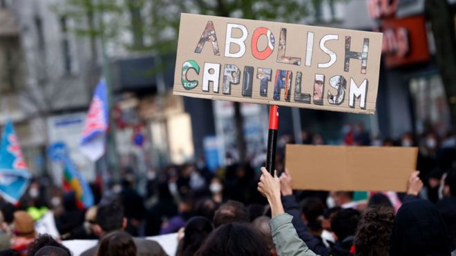 "Abolir el capitalismo", dice un cartel en una protesta el 1 de mayo de 2021 en Berlín.