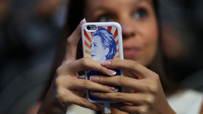 Женщина с чехлом для мобильного телефона Хиллари