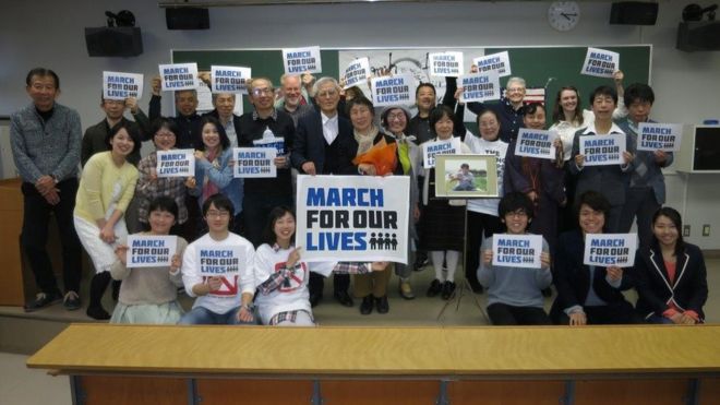 Маса и Миеко (в центре) принимают участие в митинге «Марш за наши жизни» в Нагое в марте 2018 г.