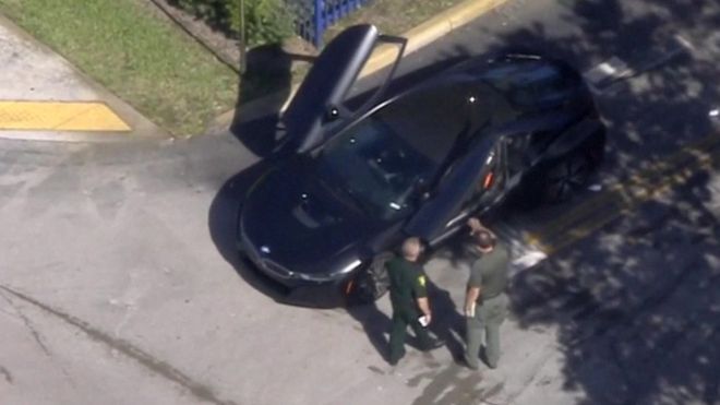 Автомобиль американского рэпера XXXTentacion, изображенный после стрельбы