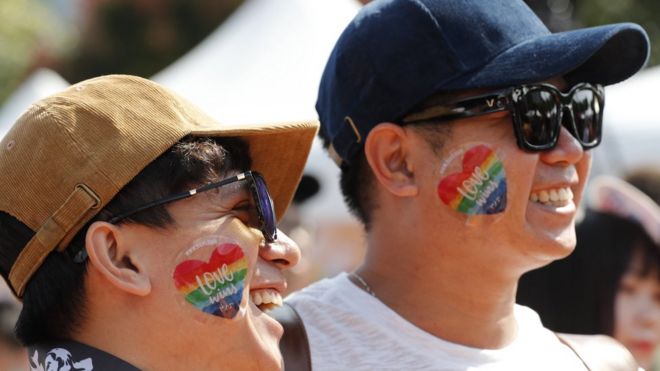 Люди участвуют в ежегодном марше Taipei Pride в Тайбэе