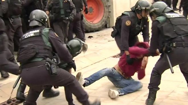 Policía se enfrenta a un manifestante