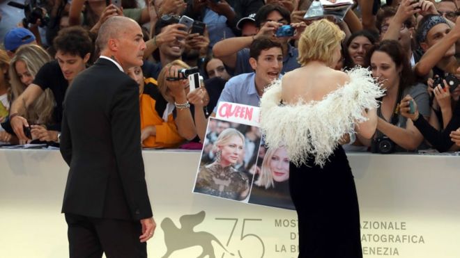 Кейт Бланшетт и ее телохранитель Агостино Спинелла (слева) на красной дорожке перед показом фильма «Звезда рождается» во время 75-го Венецианского кинофестиваля в Сала-Гранде 31 августа 2018 года