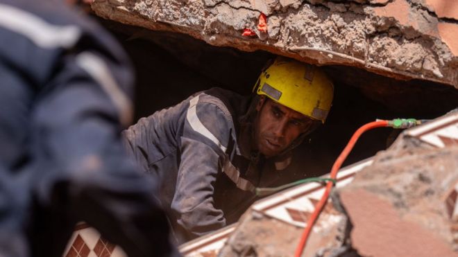 Rescatista entre los escombros