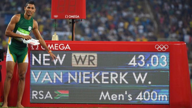 Wayde van Niekerk ante el marcador que indica su récord del mundo