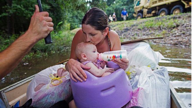 Мать и дитя во время наводнения
