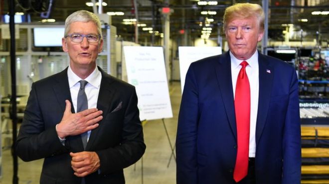 Президент США Дональд Трамп (справа) и генеральный директор Apple Тим Кук выступают перед прессой во время экскурсии по производственному предприятию Flextronics.