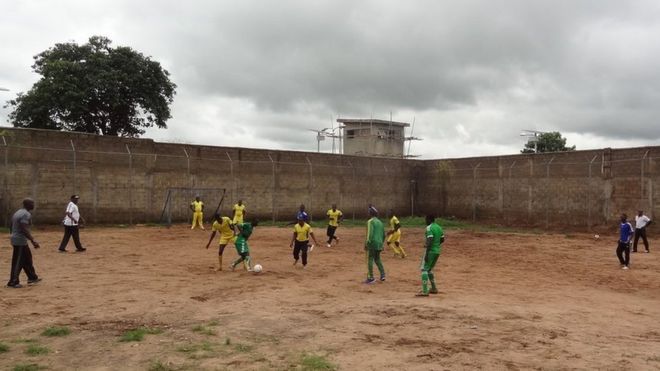 Бывшие члены «Боко харам» играют в футбол в тюрьме в Нигерии