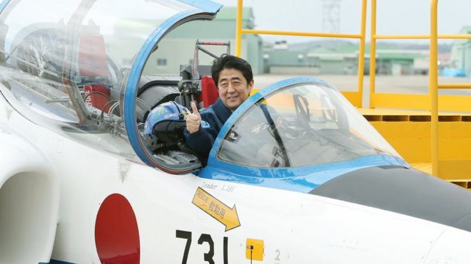 Синдзо Абэ в кабине реактивного самолета