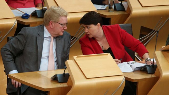 Лидер шотландских консерваторов Рут Дэвидсон (справа) с заместителем лидера шотландских консерваторов Джексоном Карлоу