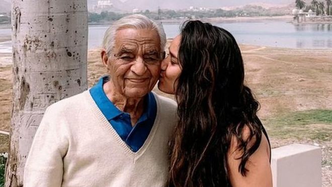 Avani Singh con su abuelo, de 94, enfermo de covid en Delhi