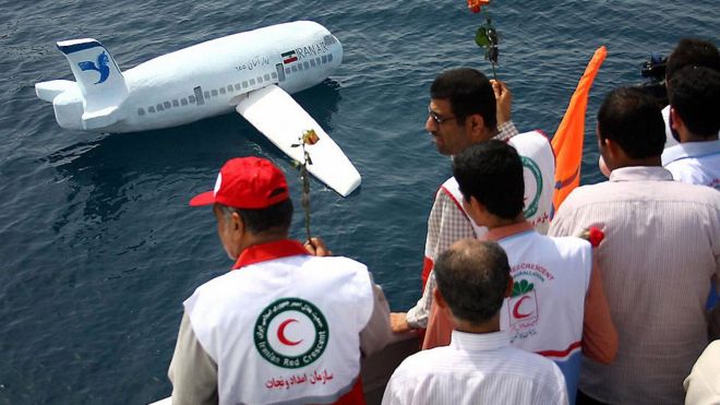 Iraníes homenajean a las víctimas del accidente de 1988.