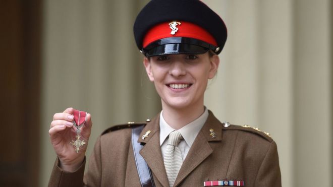 Бывший офицер армии транссексуалов получил степень MBE