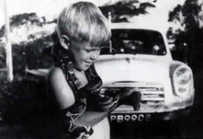 Майк Бостон в детстве со змеей на шее