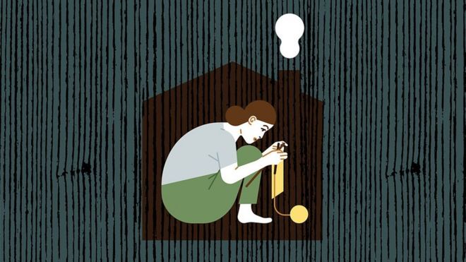 Ilustración de una mujer encerrada en casa calcetando.