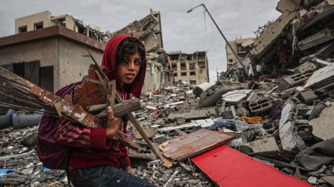 کودکی در میان خرابه های غزه