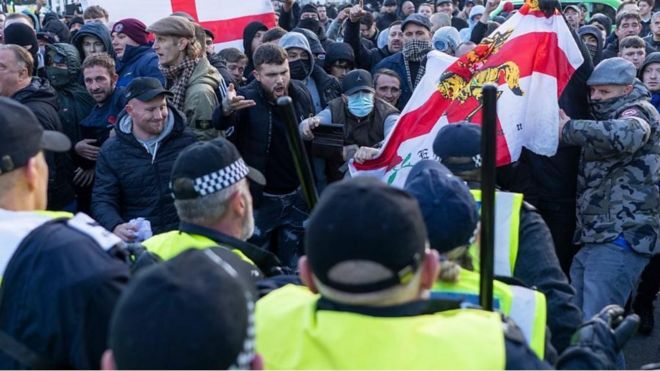 ロンドンでガザ停戦求める大行進、右派が警察と衝突　BBCは警察指令室を取材