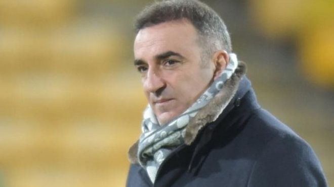 Swansea City wamemteua aliyekuwa mkufunzi wa klabu ya Sheffield Wednesday Carlos Carvalhal kuwa mkufunzi mpya.