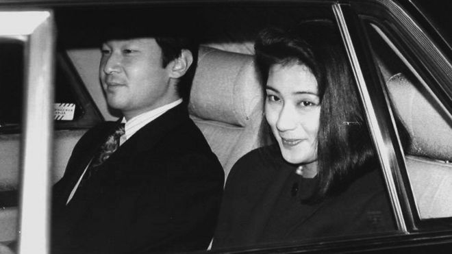Японский наследный принц Нарухито (слева) и его невеста Масако Овада прибывают во дворец Акасака 8 февраля 1993 года, чтобы присутствовать на ужине, организованном императором Акихито и императрицей Мичико