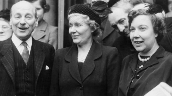 Алиса Бэкон (справа) с премьер-министром Великобритании Клементом Эттли и его женой Вайолет в преддверии конференции лейбористов 1951 года
